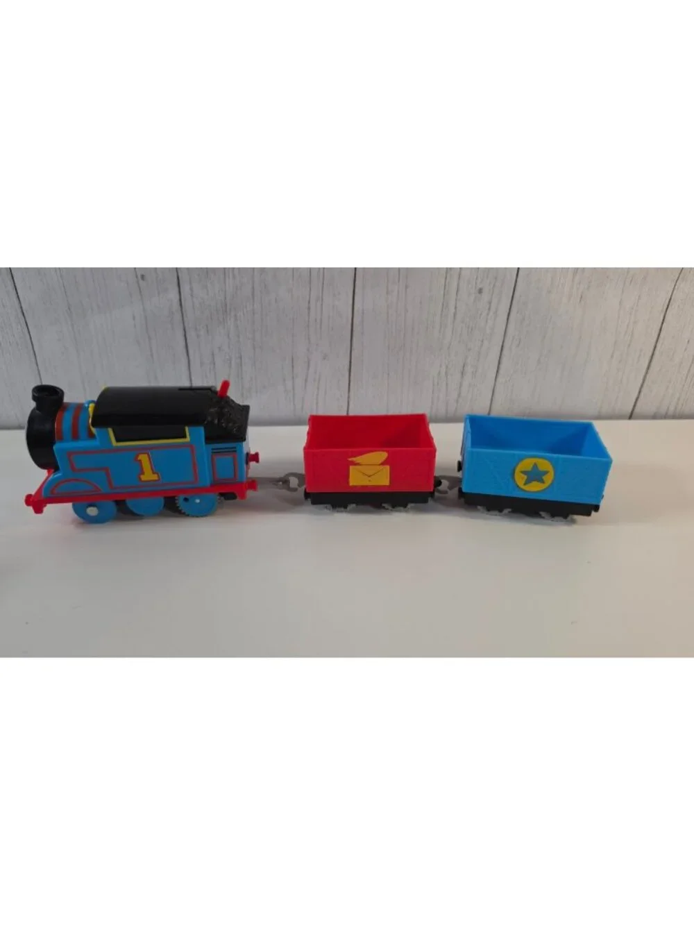 THOMAS & FRIENDS MOTORIZED TRAIN ENGINE BLUE RED TRACKMASTER CARGO CARS LOT